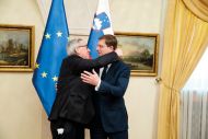 Miro Cerar: Bolje seks v roki kot pa golf na strehi.Jean-Claude ima v žepu cunjico, ki nesramno spominja na pripomoček pri coitusu interruptusu, t. i. fuk cunjico.