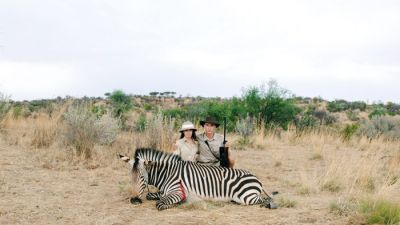 Safari spremlja belce, ki se odpravijo v Afriko na plenilski safari. To se jim zdi nekaj povsem naravnega – tako kot njihov vzvišen odnos do Afričanov