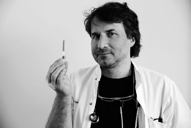 Dr. Marko Pokorn s cepivom proti davici in tetanusu