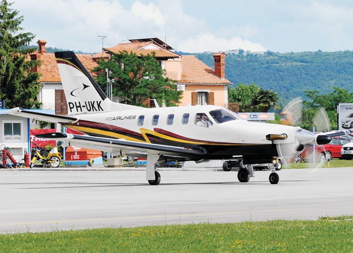 Predsedniku vlade Janezu Janši je leta 2012 zasebni let z dopusta v Grčiji uredilo podjetje Gio. Podjetje je bilo v večinski lasti Miroslava Gnamuša, ta je še vedno direktor Litostroja Jekla, ki že štiri leta delavcem ne plačuje socialnih prispevkov. (Na fotografi ji je letalo, s katerim se je takrat peljal Janez Janša. Posneto je ob neki drugi priložnosti na letališču Portorož leta 2010.)