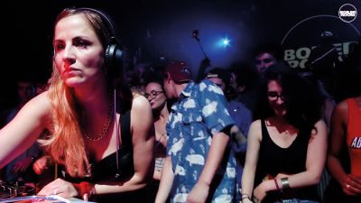 Video utrinek iz nastopa didžejke in producentke Nightwave (levo), ki je trenutno edina iz Slovenije, ki ji je uspelo nastopiti na Boiler Roomu, in to celo trikrat.