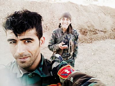 Pešmerge in YPG v Kobaneju. Na splet dodano 13. novembra 2014. Objavljeno na Flickrju.