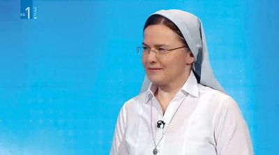 Romana Kocjančič kot voditeljica oddaje Obzorja duha in kot gostja v Odmevih v nunskih oblačilih.
