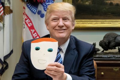 Donald Trump ponosno kaže svoj portret, ki mu ga je poslal otrok iz Ohia