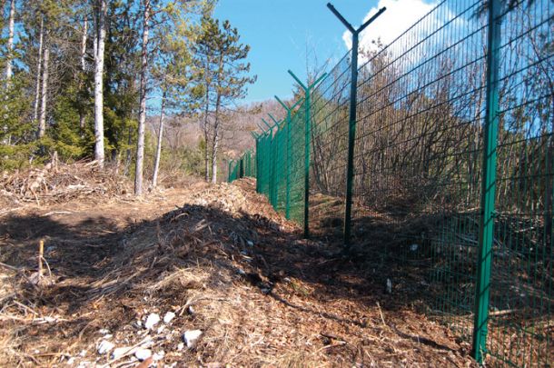 Pogled na klavstro, kjer je ograja postavljena na zid oziroma na potencialni stolp, detajl.