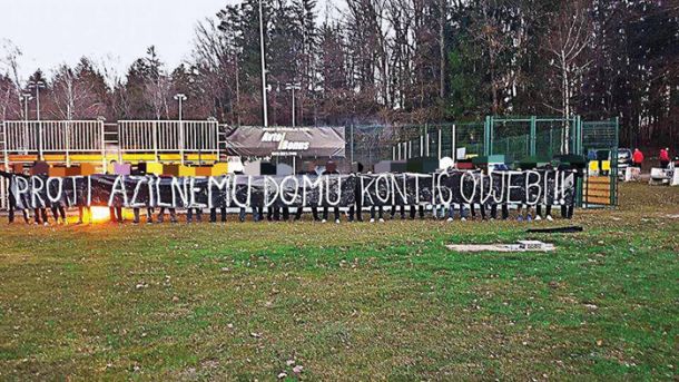 Žaljivi napis navijaške skupine Velenjski knapi, ker je župan Velenja Bojan Kontič zadržano naklonjen azilnemu domu. 