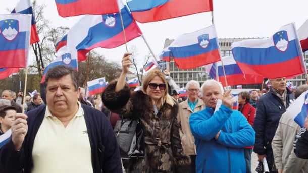 Predsednica velenjskega odbora SDS Suzana Kavaš, ena izmed glavnih organizatorjev odpora proti vzpostavitvi enote azilnega doma v mestu. Na fotograﬁ ji na lanskem »ljudskem zborovanju v obrambo Slovenije« na Trgu republike, ki ga je zaradi migrantov in teroristov sklical Janez Janša.