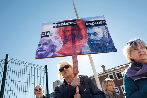Foto tedna: Človekoljubno sporočilo navzočim na protestu proti naselitvi beguncev na Škofijah.
