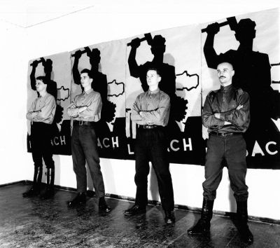 Člani skupine Laibach leta 1983 pred plakati, ki jih je zanje ustvarila oblikovalska skupina Novi kolektivizem