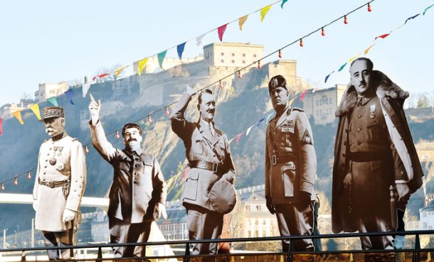 Kartonaste ﬁ gure s fotograﬁ jami maršala Petaina, Stalina, Hitlerja, Mussolinija in Franca. Figure so bile postavljene med srečanjem evropskih desničarjev.