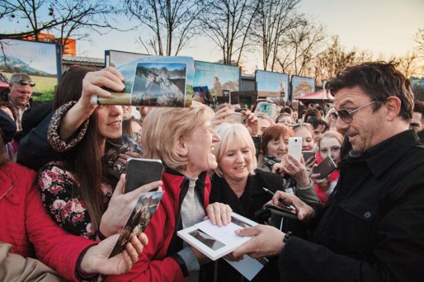 Gorski zdravnik Hans Sigl z evforičnimi oboževalkami v ljubljanskem Tivoliju.