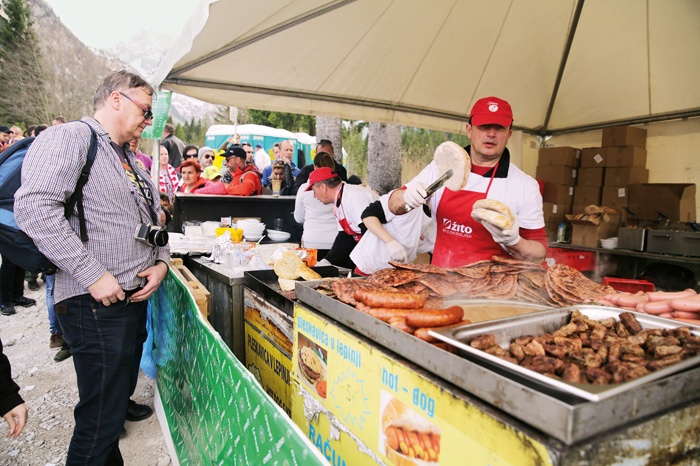 Koliko so plačani delavci, ki v času planiške norije delajo tudi po 12 ur na dan? 