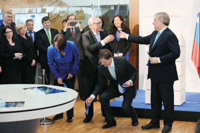 Slovenija dol, Bruselj gor: Violeta Bulc, evropska komisarka in Miro Cerar pri tleh, Juncker in Tajani, predsednik evropskega parlamenta.