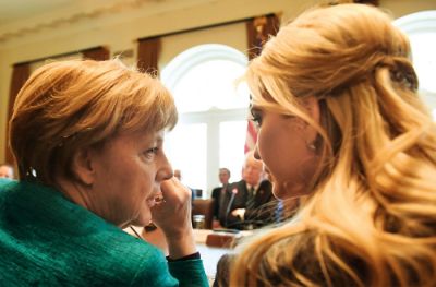 Ko so se pogovarjali o poslu, je poleg AAnnggeellee  MMeerrkkeell  vv  Beli hiši sedela Ivanka Trump.