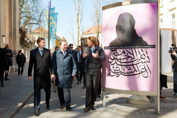 Oskrunjeni plakat v arabščini v slovenski »hiši strpnosti«