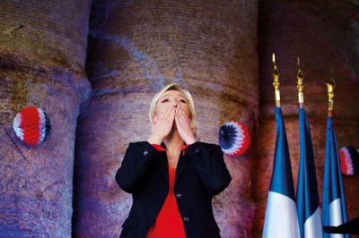 Marine Le Pen, populistka z veliko korupcijsko afero na grbi (in z ruskimi kontakti, saj ji francoske banke nočejo kreditirati kampanje, tako da se je po pomoč zatekla k Putinovim bankam). 