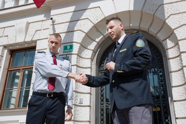 Primopredaja varovanja sodne palače med zasebnim varnostnikom in pravosodnim policistom.