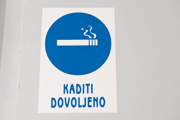 Dovoljeno v gledališču, a zgolj zeliščne cigarete.