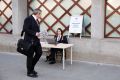 Protestna akcija pred vlado zaradi slabih pogojev dela zagovornika načela enakosti. Mimoidoči kmetijski minister Dejan Židan 