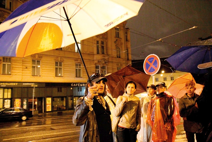 Brezdomec Karim je eden od vodičev po Pragi