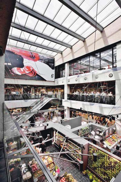 Opečna fasada tržnice San Antón v gosto pozidani madridski četrti v notranjosti skriva večetažni atrij, ki je pravo prostorsko doživetje – spodaj stojnice, na galerijah tapas bari, na vrhu terasa s kavarno.