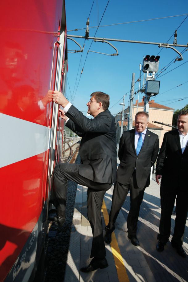 Predsednik vlade Miro Cerar pred testom obstoječe proge Divača– Koper. Jo bo prepustil madžarskemu kolegu?