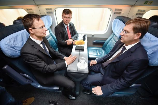 Za vzpostavitev sodobnih železniških povezav od Kopra do Madžarske bomo porabili skoraj dve milijardi evrov. Madžari za 465 milijonov vredno posodobitev proge od Pragerskega do Hodoša niso prispevali nič – vseeno pa se je premier Cerar lani junija ob odprtju prenovljene proge zadovoljno slikal s Petrom Szijjartom, njihovim ministrom za zunanje zadeve in trgovino.