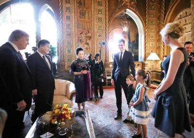 Trumpova vnuka Arabella in Joseph, otroka Ivanke in Jareda, sta kitajskemu predsedniku deklamirala kitajsko pesem in zapela ljudsko pesem