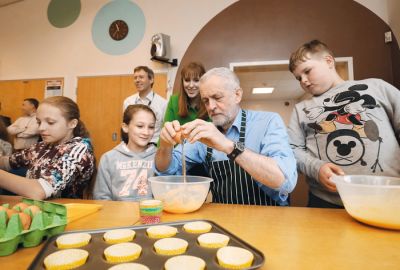 eremy Corbyn med obiskom otroškega počitniškega kluba Leyland v Lancashiru 