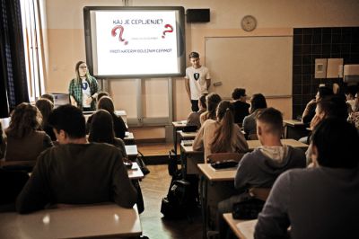 Tjaša Vranetič in Žiga Pokorn iz Projekta Imuno širita znanje o cepljenju med dijaki Gimnazije Bežigrad.