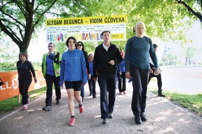 Stranka Mira Cerarja na tretjinskem pohodu ob žici (lani).