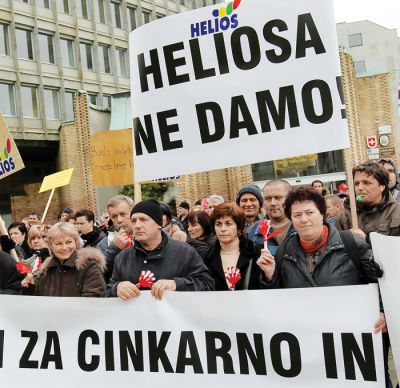 Delavci in delavke Heliosa so se pod vodstvom sindikatov že leta 2011 upirali prodaji podjetja. Zaman. Ko so avstrijski kupci leta 2014 prevzeli podjetje, so najprej obračunali s sindikalistko Jano Poljanšek.