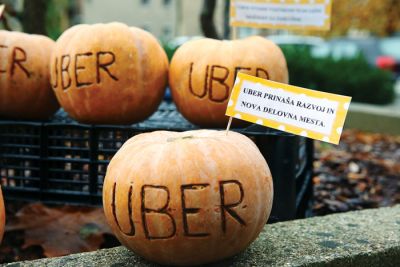 Ko je razvpiti Uber naznanil, da prihaja v Slovenijo, in podpisal pismo o nameri z ministrom za javno upravo Borisom Koprivnikarjem, so v sindikatu Mladi plus s protesti leta 2016 pozvali državo, naj »zapre vrata izkoriščevalcem«.