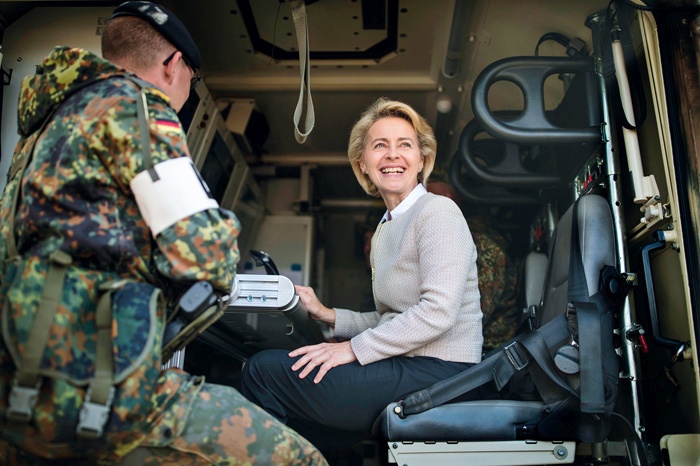 Nemška ministrica za obrambo Ursula von der Leyen je po razkritju kritizirala vojaško vodstvo in dejala, da vojska ne sme tolerirati kakršnihkoli simpatij z nacizmom 