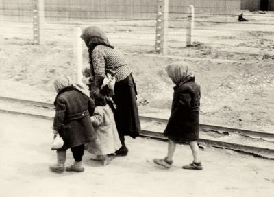 Starka in otroci na poti v plinsko celico  takoj po prihodu vlaka v Auschwitz.