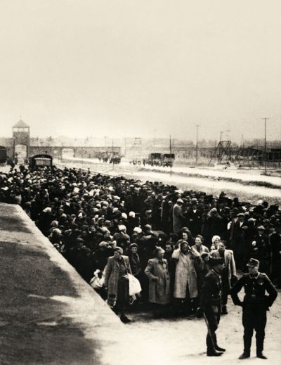 Prihod Judov iz krajev pod madžarsko okupacijo v Auschwitz leta 1944. Med njimi so bili tudi skoraj vsi prekmurski Judje. Vrnilo se jih je zelo malo.