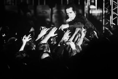 Nick Cave, reden gost Ljubljane, je Halo Tivoli z zasedbo The Bad Seeds nazadnje navdušil 25. novembra 2013. Na kraj zločina se vrnejo 30. oktobra.
