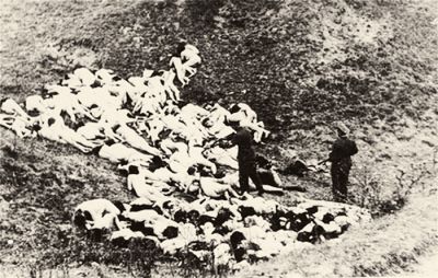 Nemška vojaka med streljanjem judovskih žensk in otrok v Ukrajini.