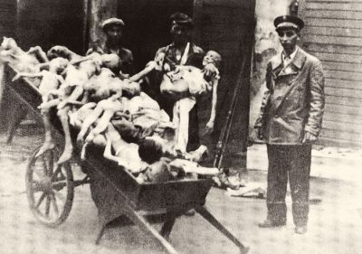 Trupla otrok, ki so umrli od lakote  in bolezni v varšavskem getu.