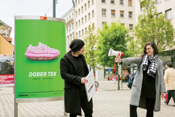 Blaž Ritmanič in Katja Ložar & ’Dober tek’, zmagovalni plakat natečaja ’Poženi se v tek’, TAM-TAM, LJ
