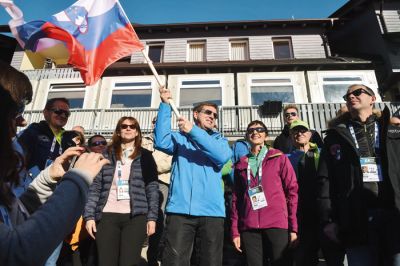 Navdihujoči govori več ne štejejo. Miro Cerar poskuša oponašati predsednika Pahorja: na Pokljuki navija za naše biatlonce.