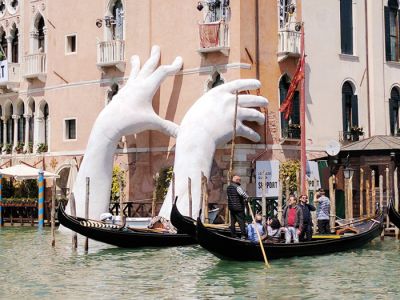 Precej razstavljenih del se ukvarja s podnebnimi spremembami, tudi roke italijanskega kiparja Lorenza Quinna, ki Benetke podpirajo pred potopitvijo.
