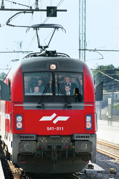 Vozi me vlak v daljave, tja zdaj želi si srce