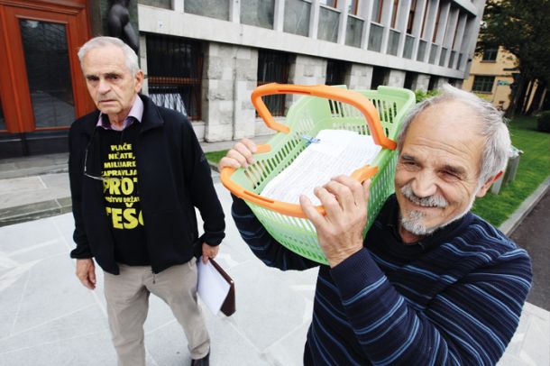 Vili Kovačič (levo) s sodelavci je prinesel podpise za referendum o drugem tiru v državni zbor.