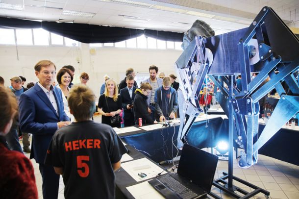 Foto tedna: Miro Cerar in Samo Medic, mladi razlagalec postaje Zavoda Kersnikova (robotski konj) na Mini Maker Fairu, Tobačna ulica, Ljubljana.