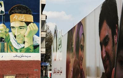 Popisano mesto: iranski doku o tem, kako so se v času islamske revolucije in iransko-iraške vojne pročelja stavb prelevila v tiskovne agencije, stenske graﬁtne časopise in murale.