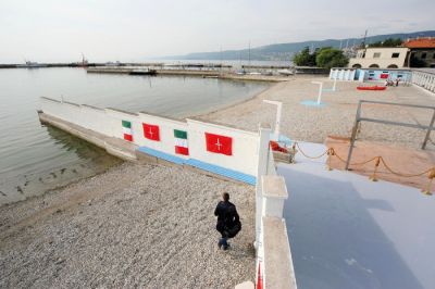 Poslednja plaža: doku o slovitem tržaškem mestnem kopališču, sredi katerega je stal betonski zid. In še vedno stoji.