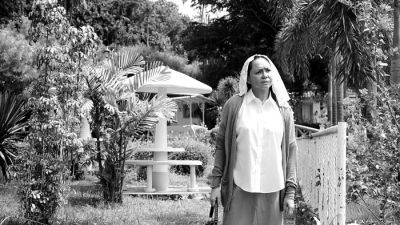 Ženska, ki je odšla: lanski dobitnik zlatega leva na Beneškem ﬁlmskem festivalu je posnet po Tolstojevi noveli Bog vidi resnico, a čaka.