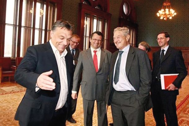 Soros in Orban sta bila nekoč prijatelja. Stranka Fidesz je v času, ko je propadal komunizem, prejemala Sorosevo denarno pomoč, Orbanu pa je Soros plačal šolanje na Oxfordu.