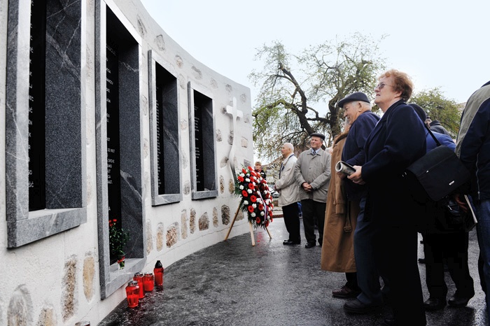 Spomenik, na katerem je vpisano tudi ime, ki ne sodi nanj